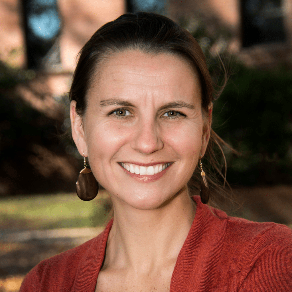 Trish Farnham headshot